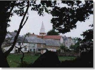 Le bourg vu du plan d'eau